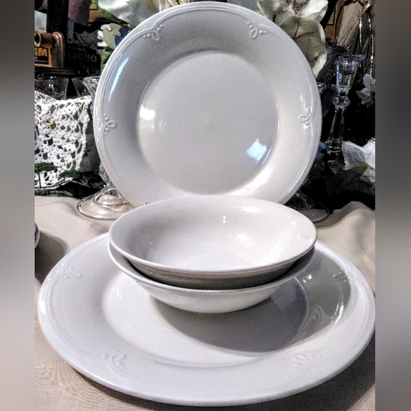 Oneida Dining Souffle By Oneida 2 Dinner Plates 2 Soup Bowls Poshmark